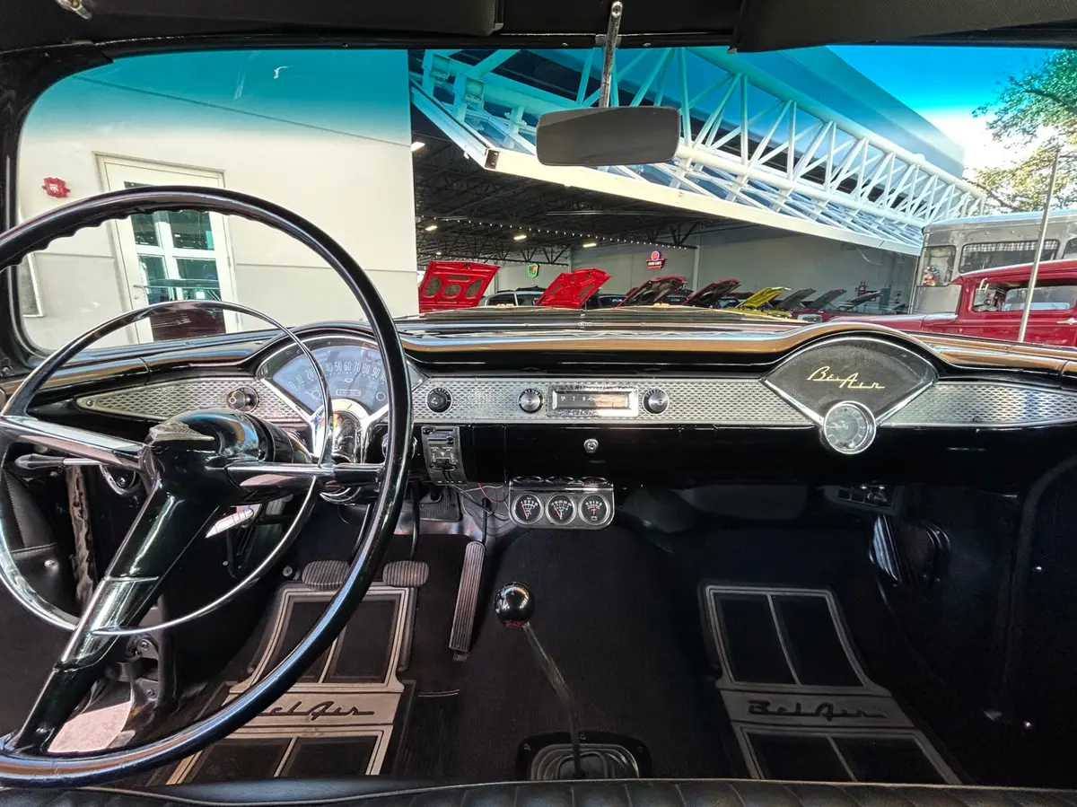 Vehicle photo 23