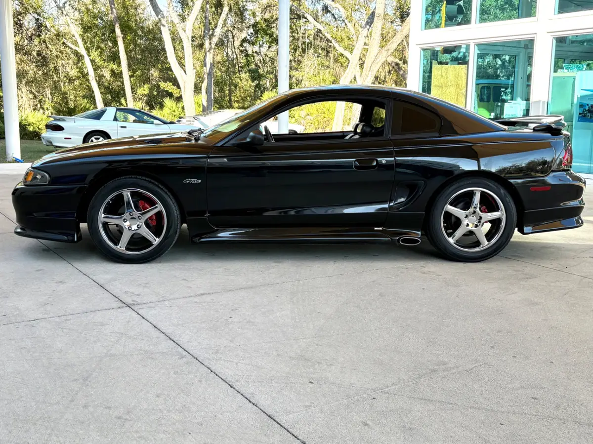 Vehicle photo 11