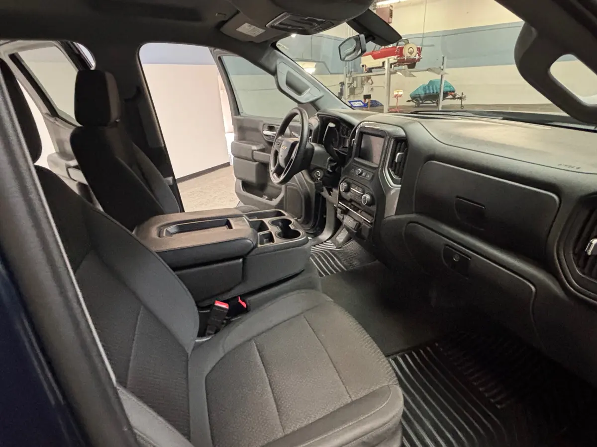 Vehicle photo 27