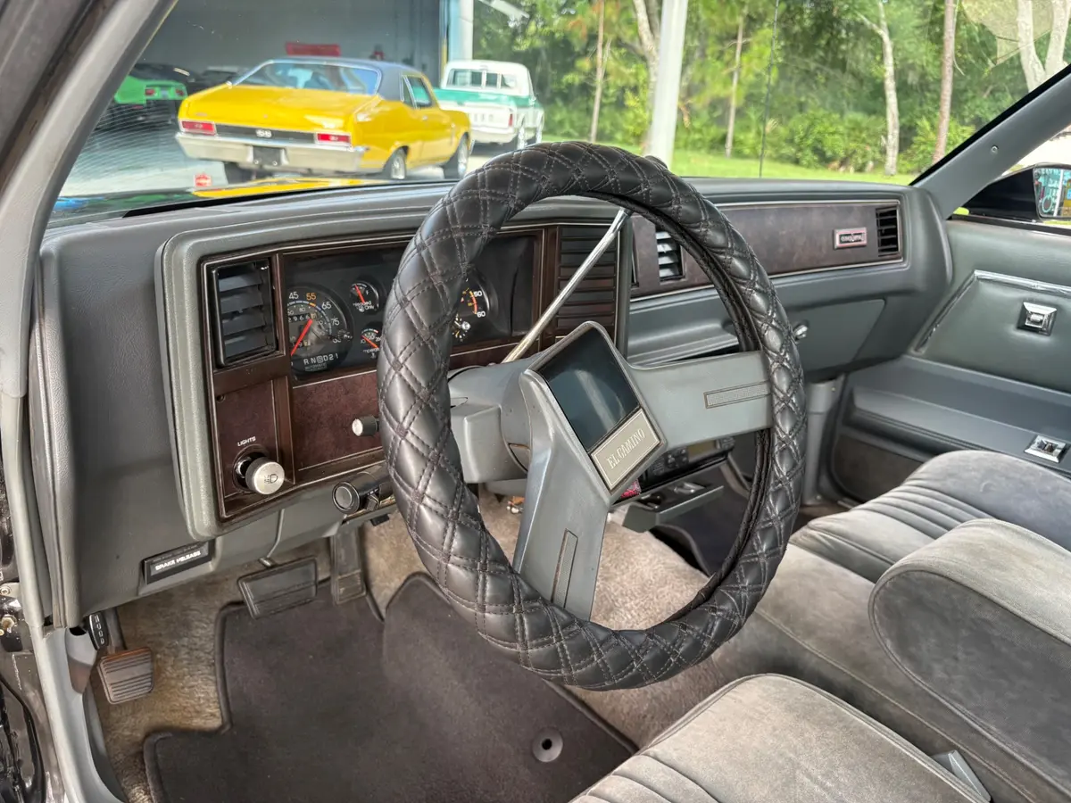 Vehicle photo 30