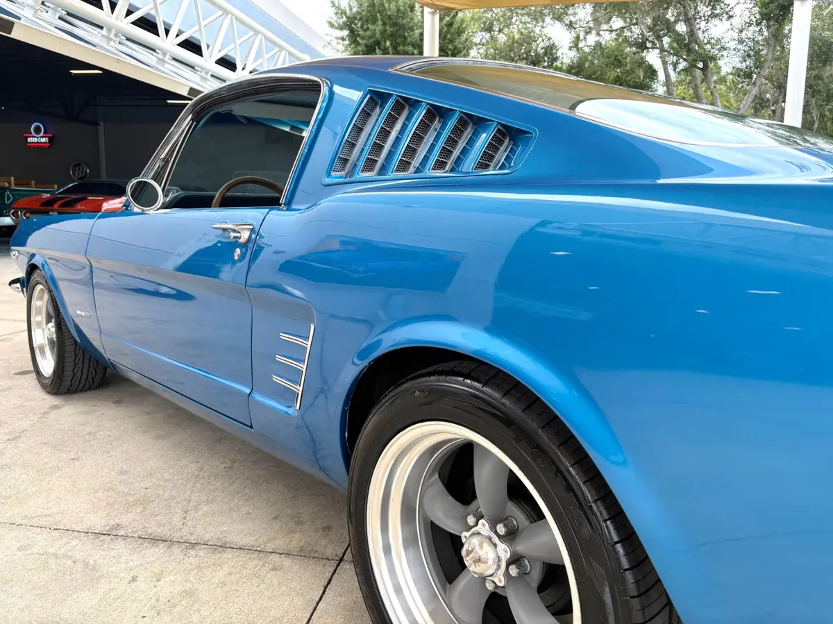 Vehicle photo 14