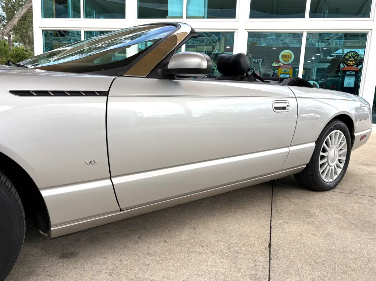 Vehicle photo 13