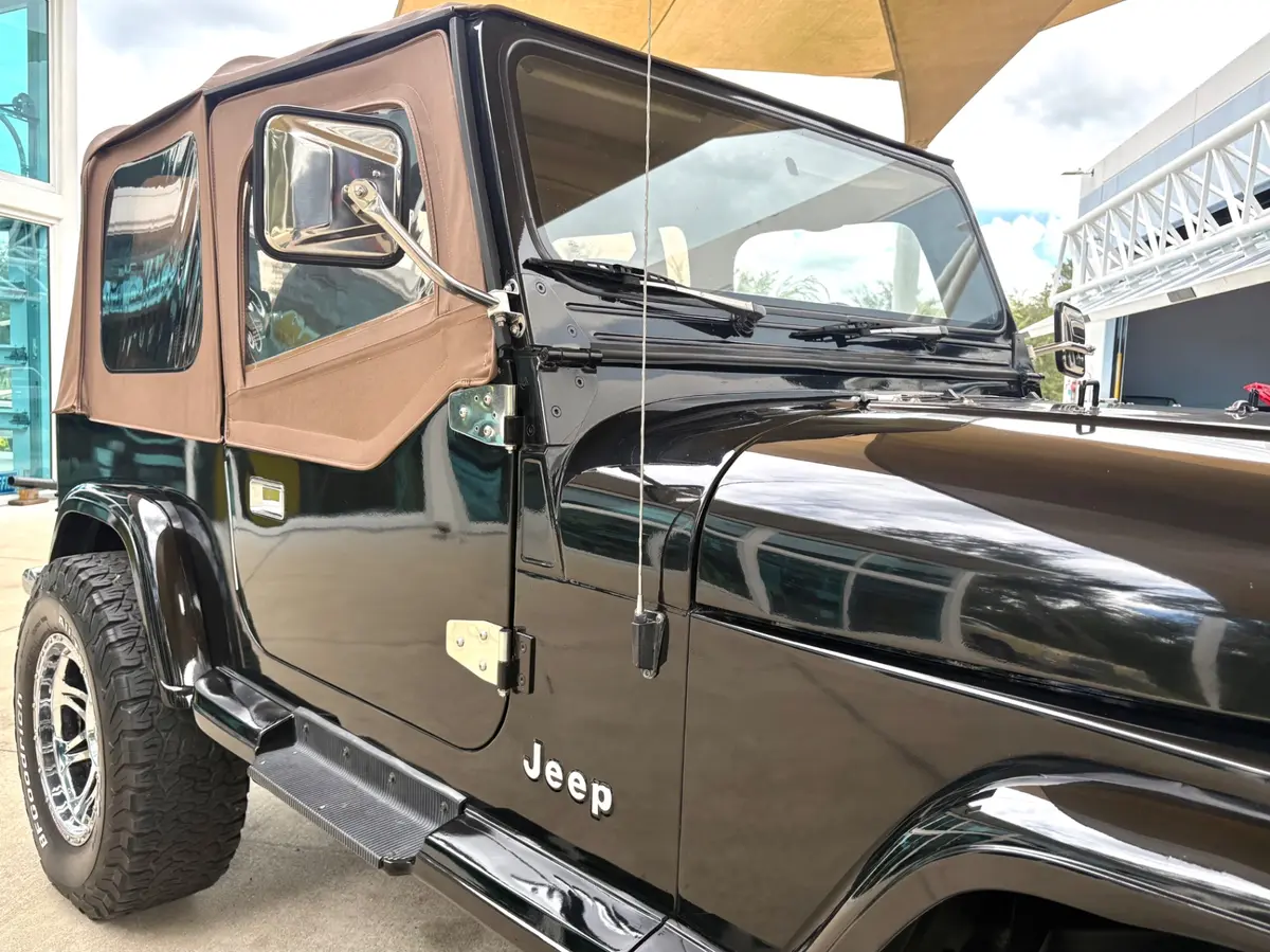 Vehicle photo 18