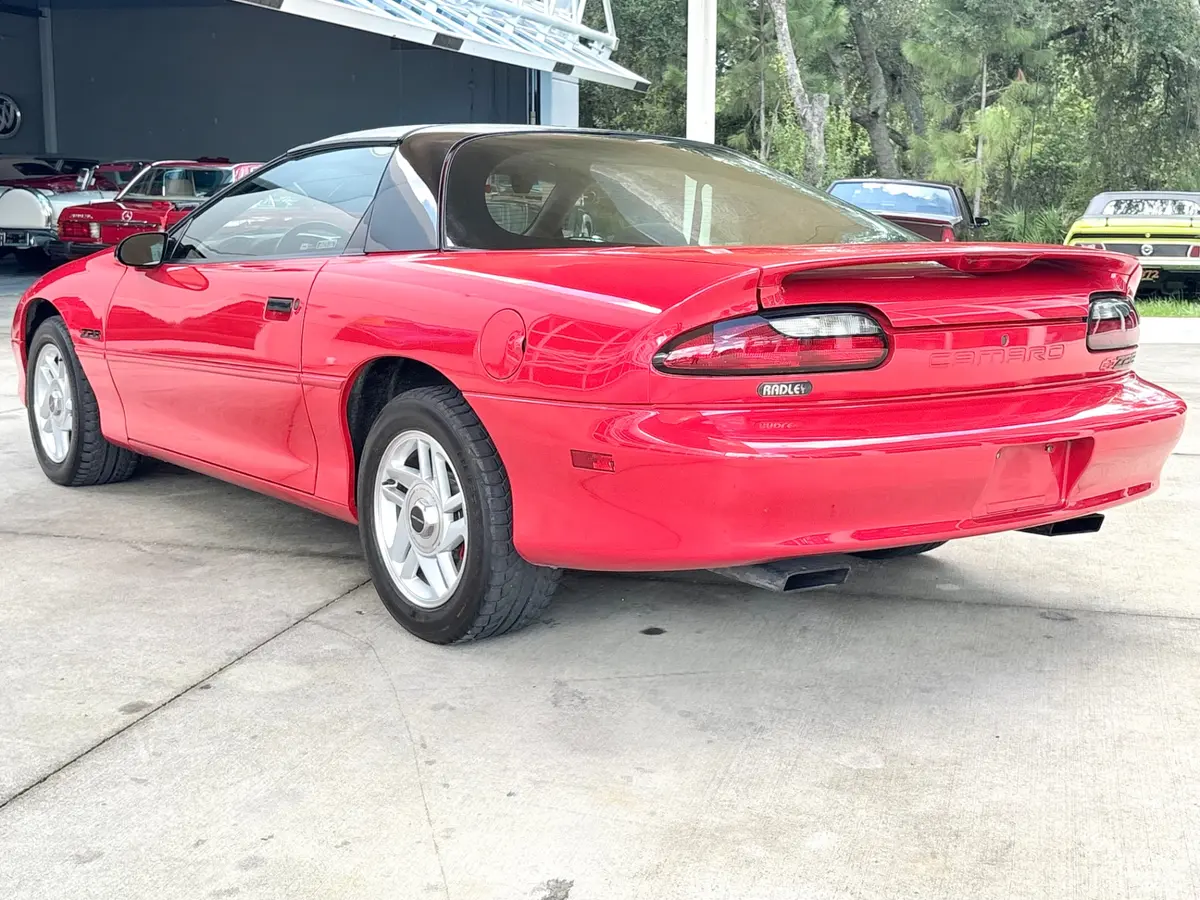 Vehicle photo 9
