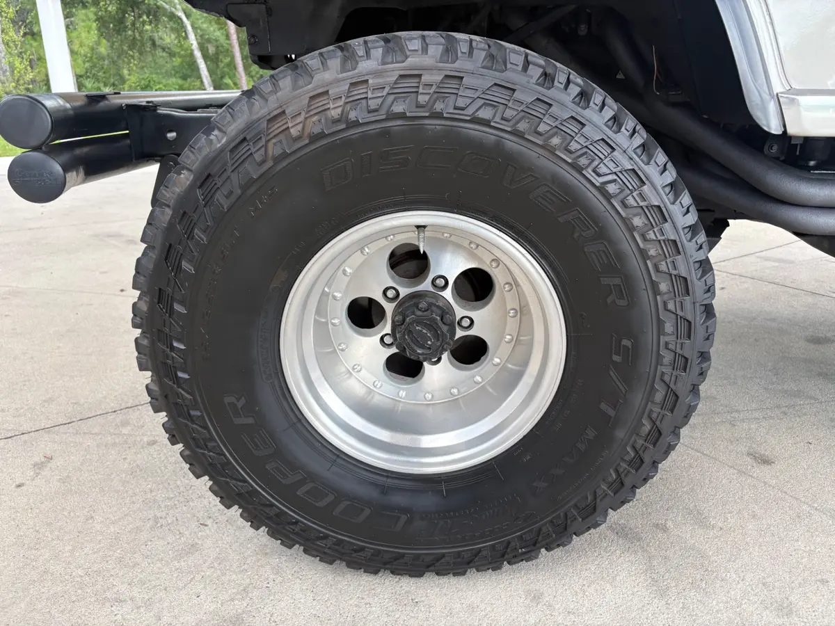 Vehicle photo 21