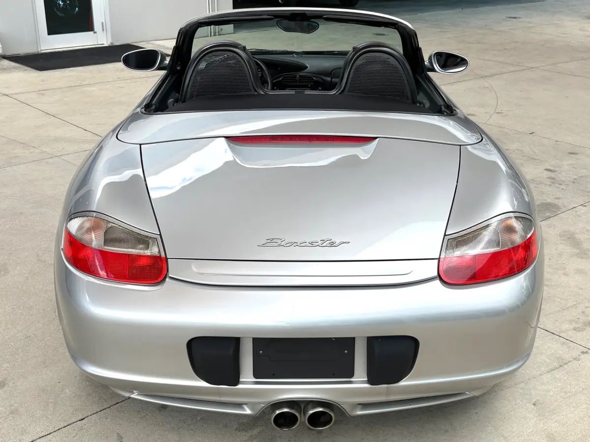 Vehicle photo 8
