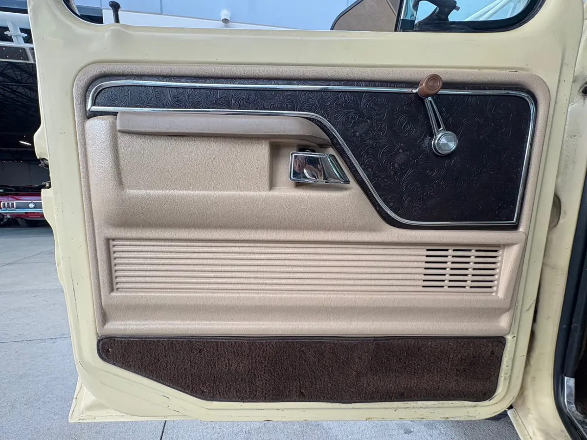 Vehicle photo 31