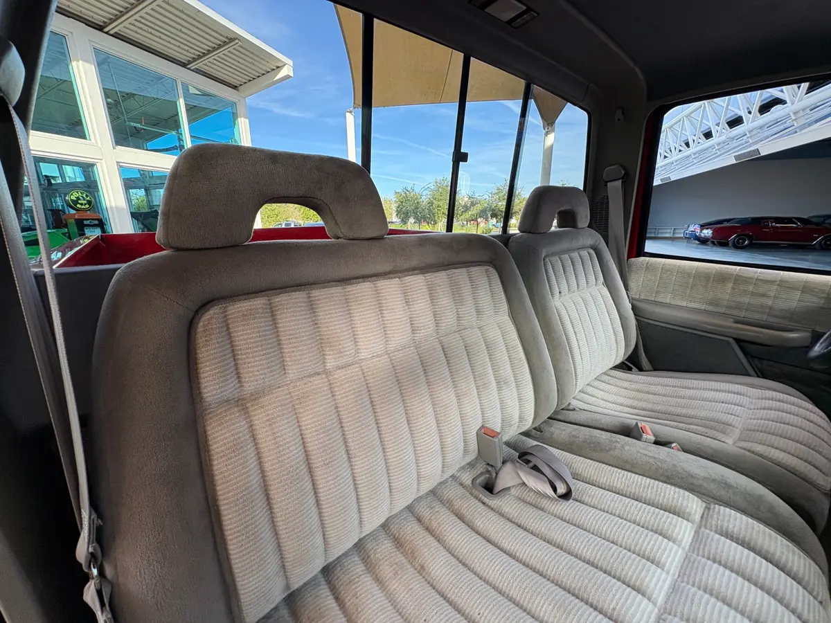 Vehicle photo 38
