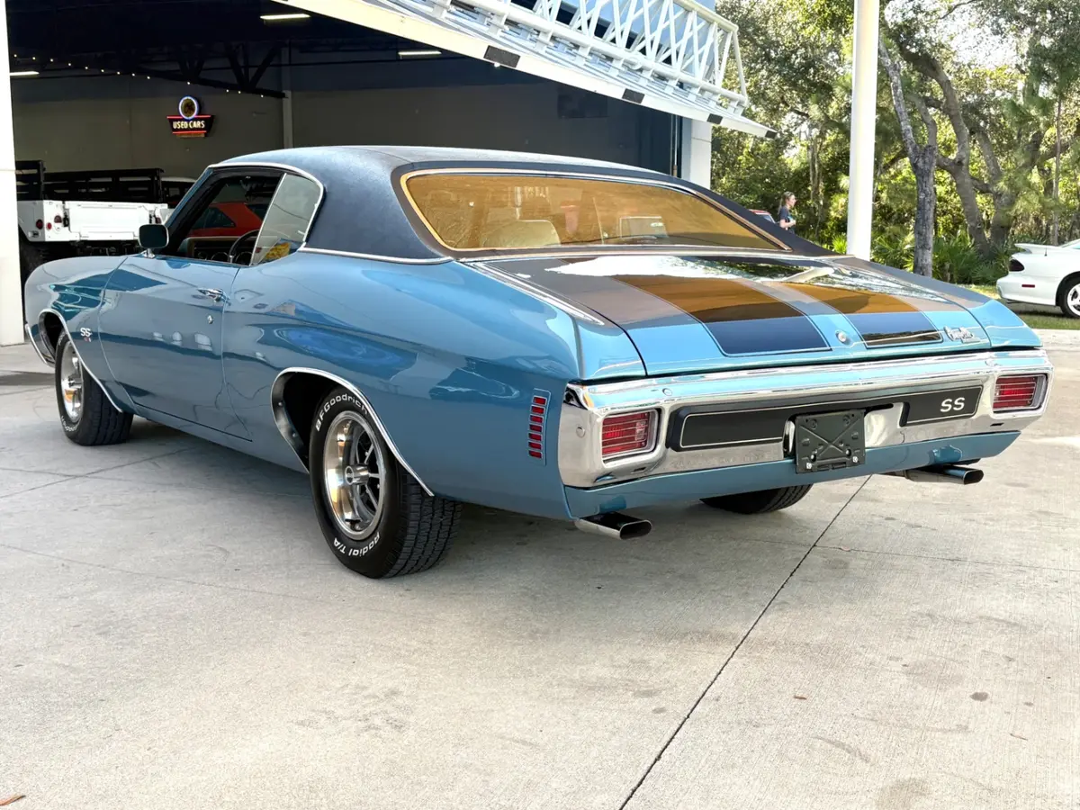 Vehicle photo 10