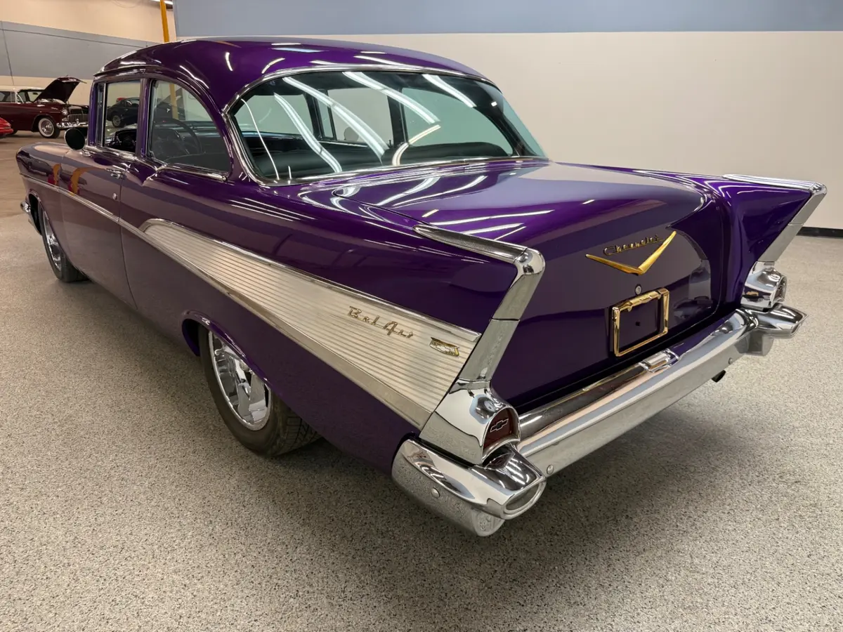 Vehicle photo 6