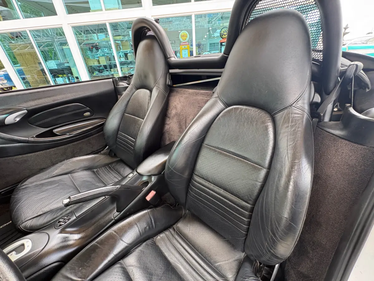 Vehicle photo 33
