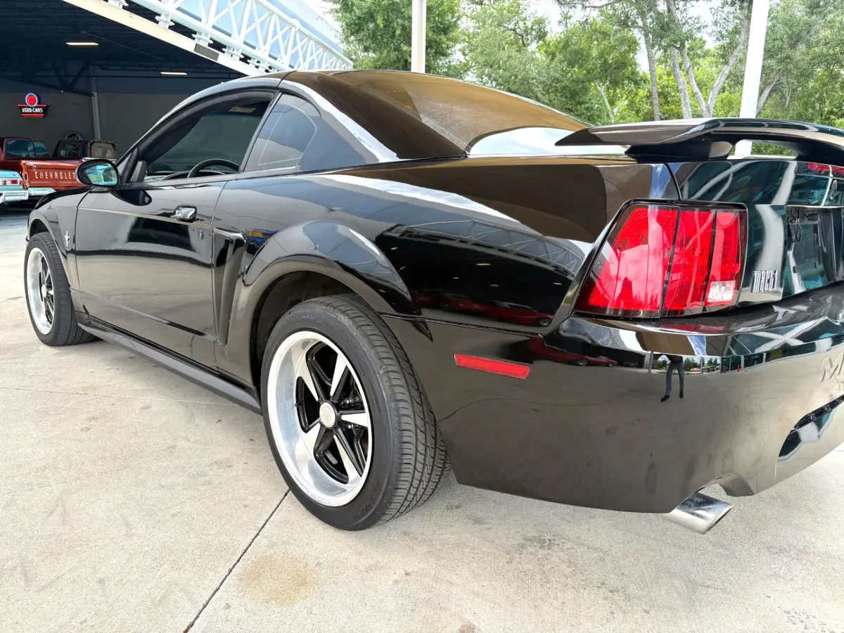 Vehicle photo 15