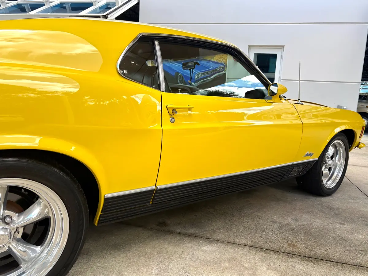 Vehicle photo 17