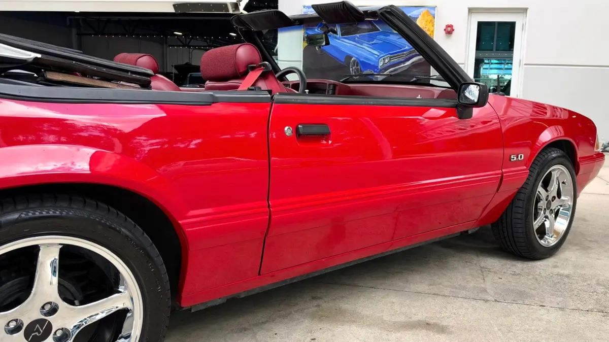 Vehicle photo 17