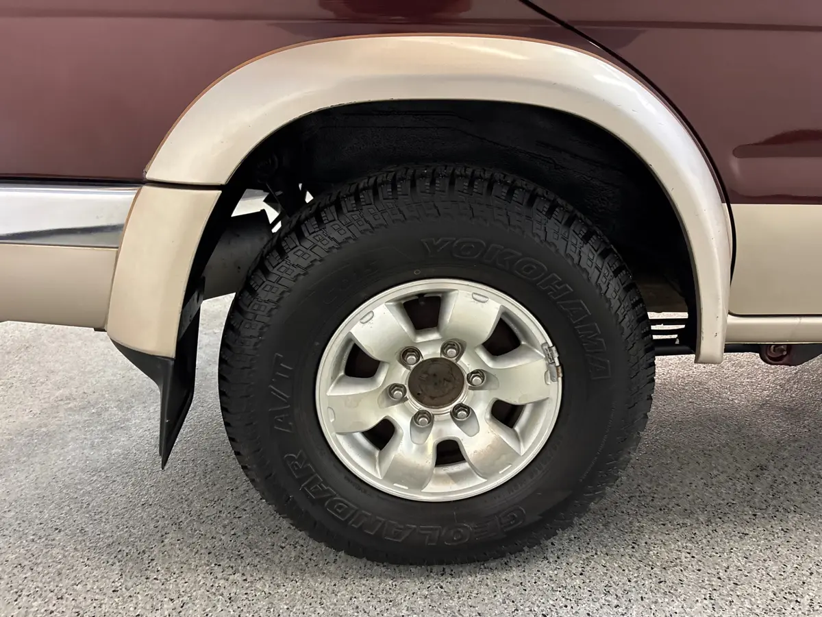 Vehicle photo 13
