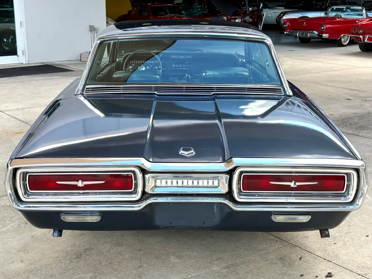 Vehicle photo 8