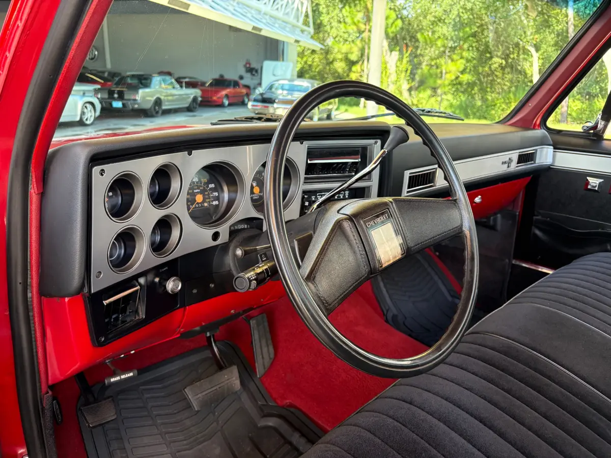 Vehicle photo 34