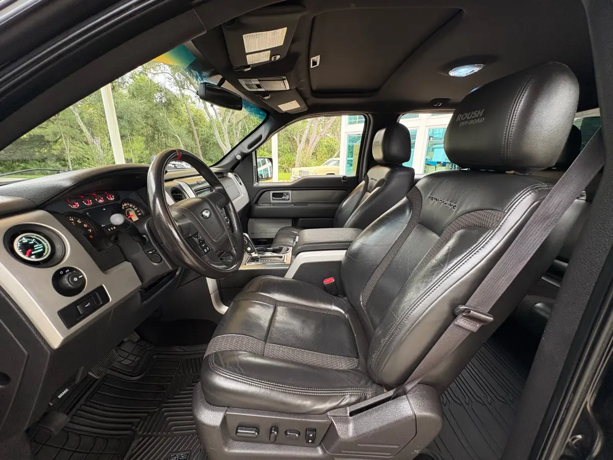 Vehicle photo 33