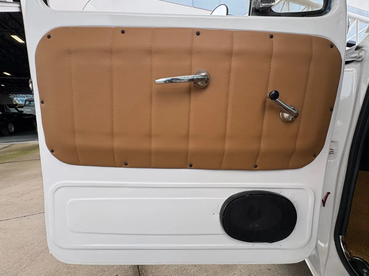 Vehicle photo 30