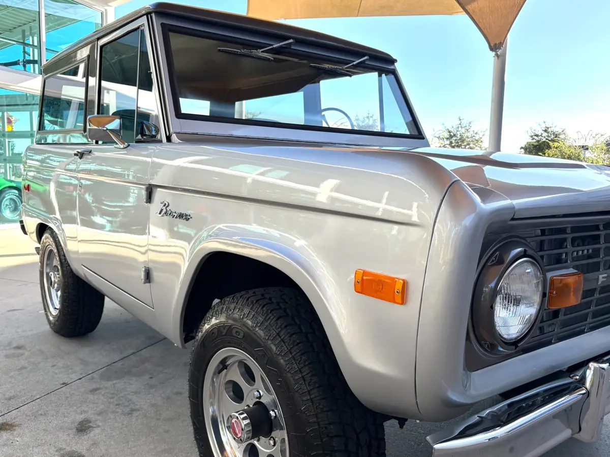 Vehicle photo 19
