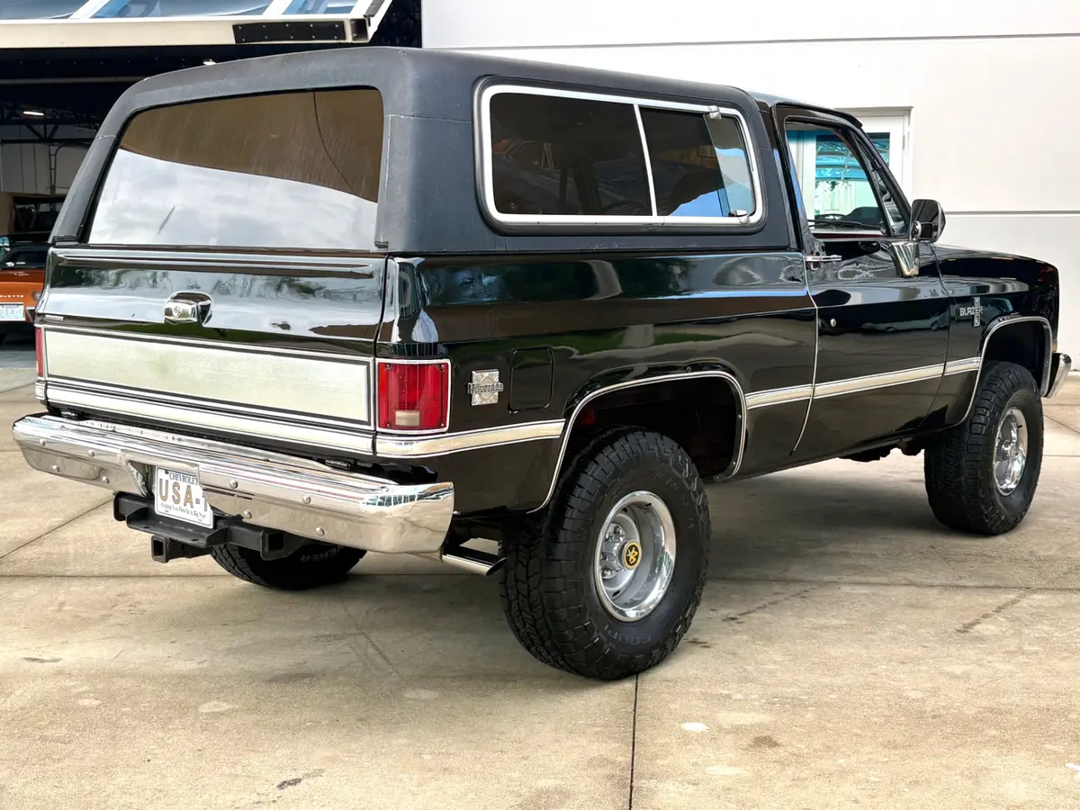Vehicle photo 6