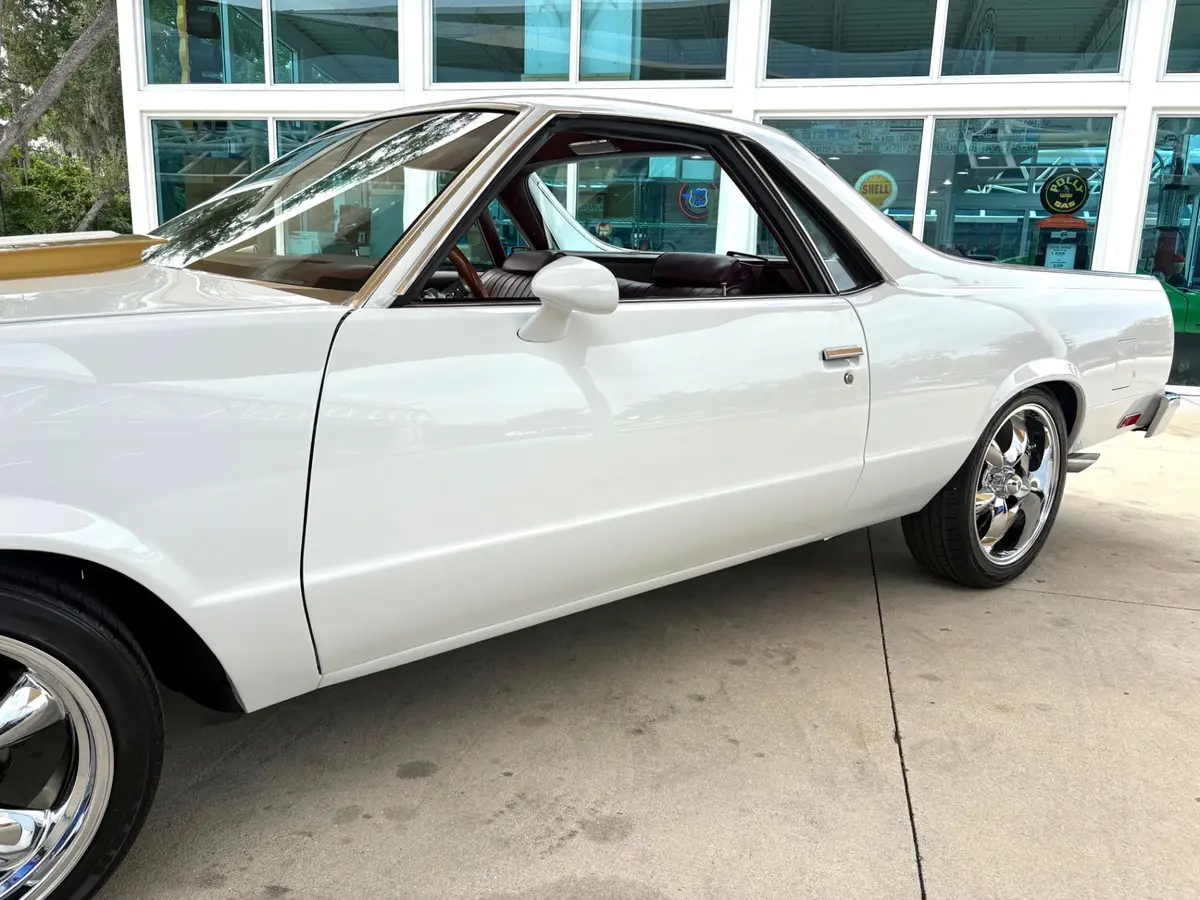 Vehicle photo 13