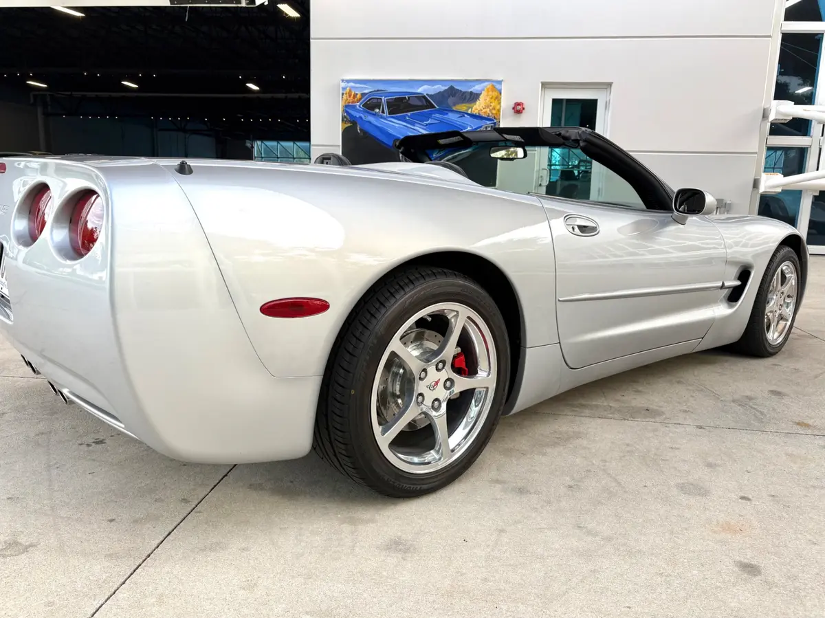 Vehicle photo 17