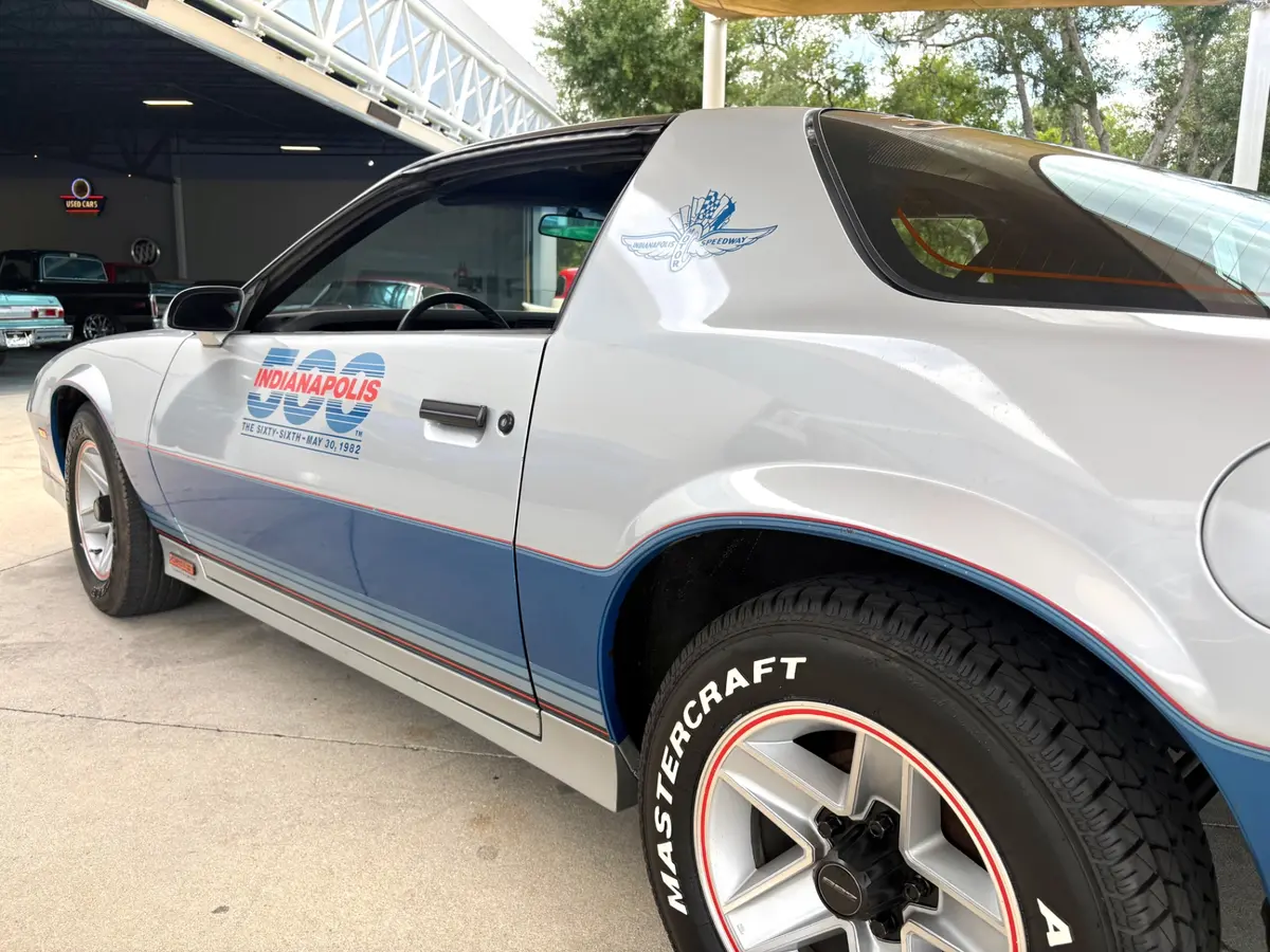 Vehicle photo 14