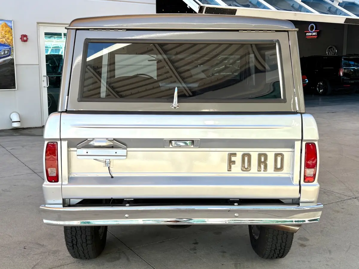 Vehicle photo 7