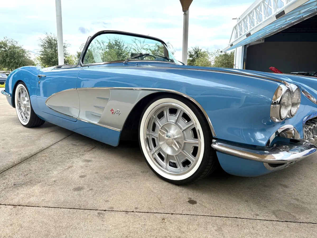 Vehicle photo 19