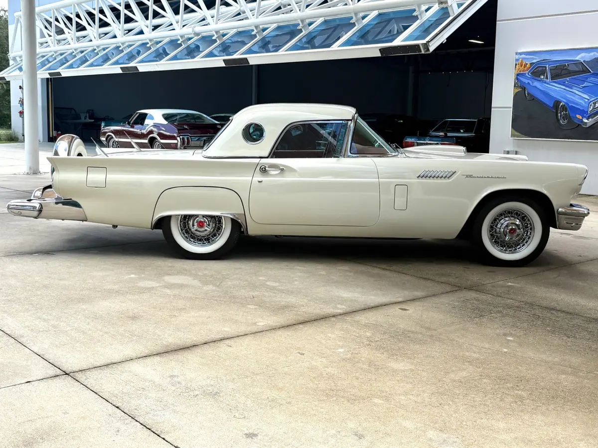 Vehicle photo 22