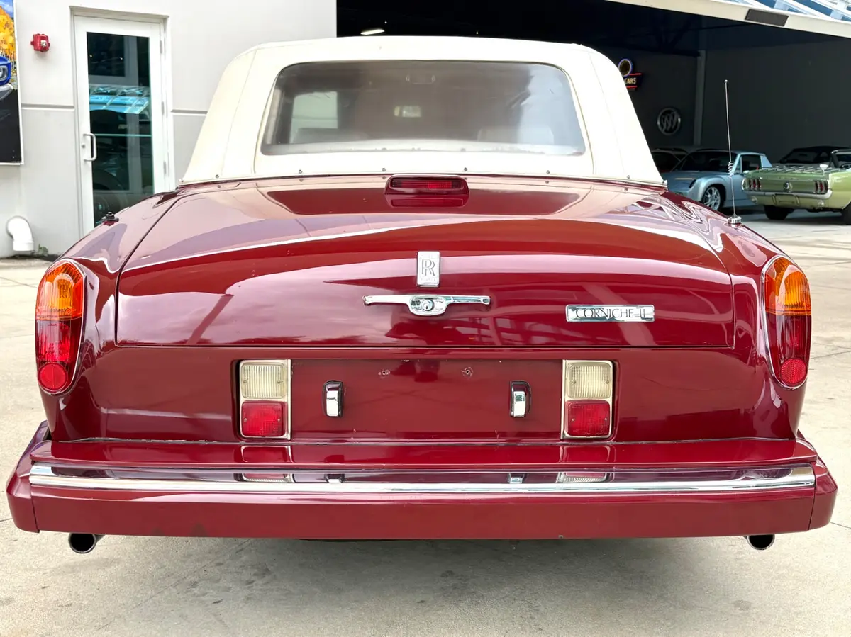 Vehicle photo 23