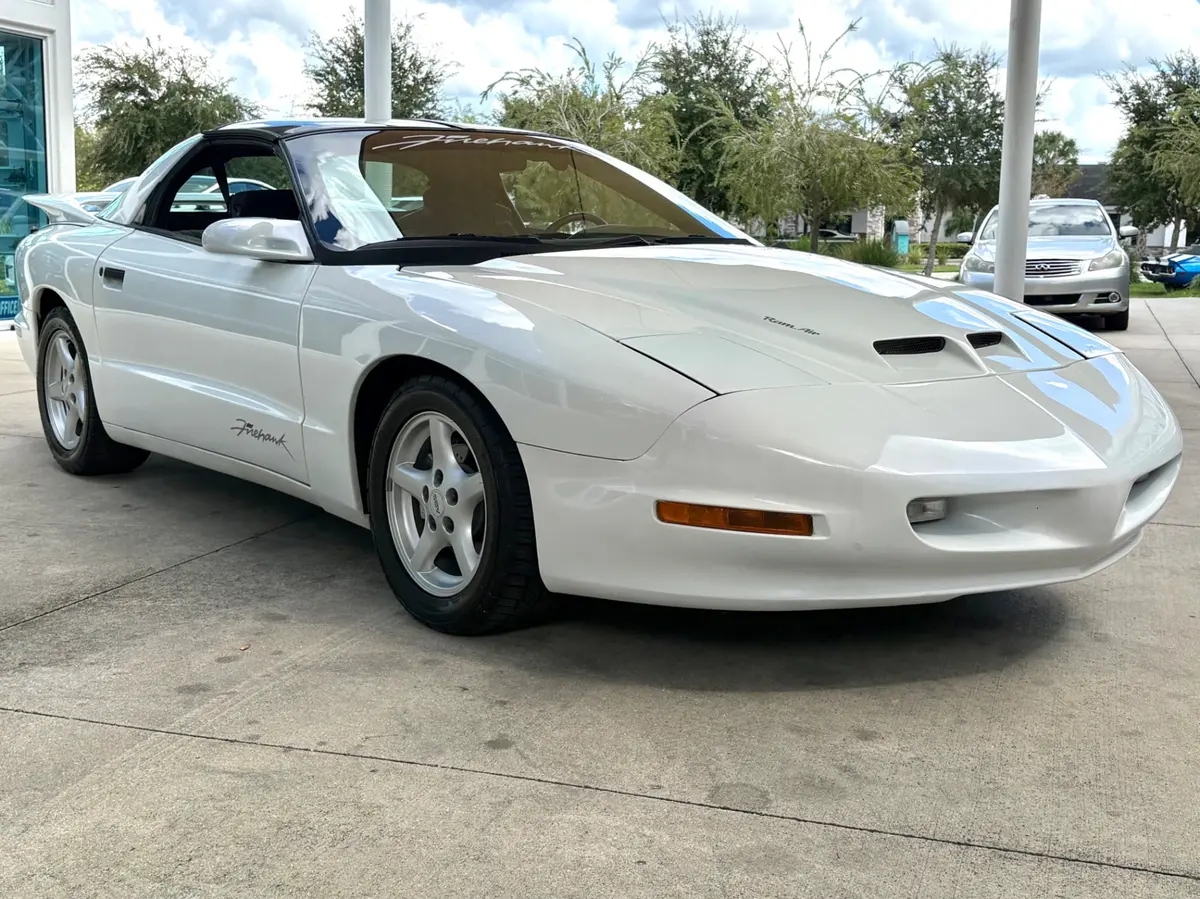 Vehicle photo 4