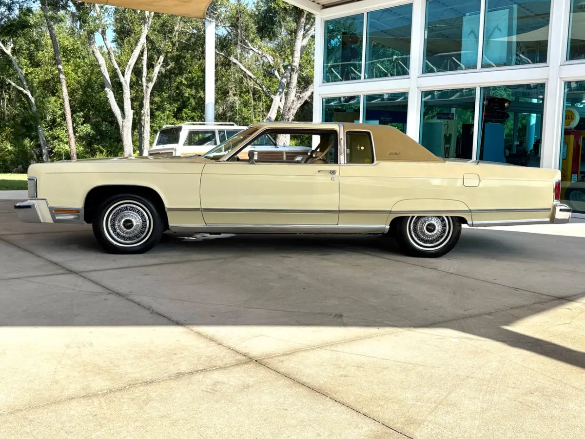 Vehicle photo 12