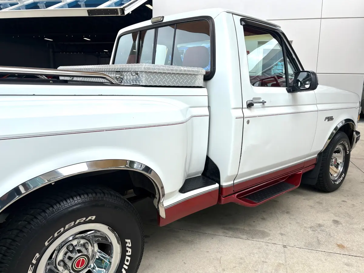 Vehicle photo 17