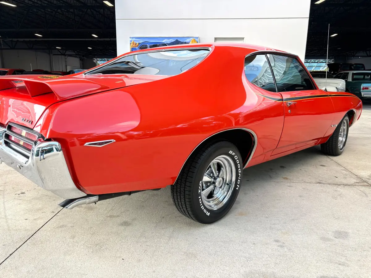 Vehicle photo 17