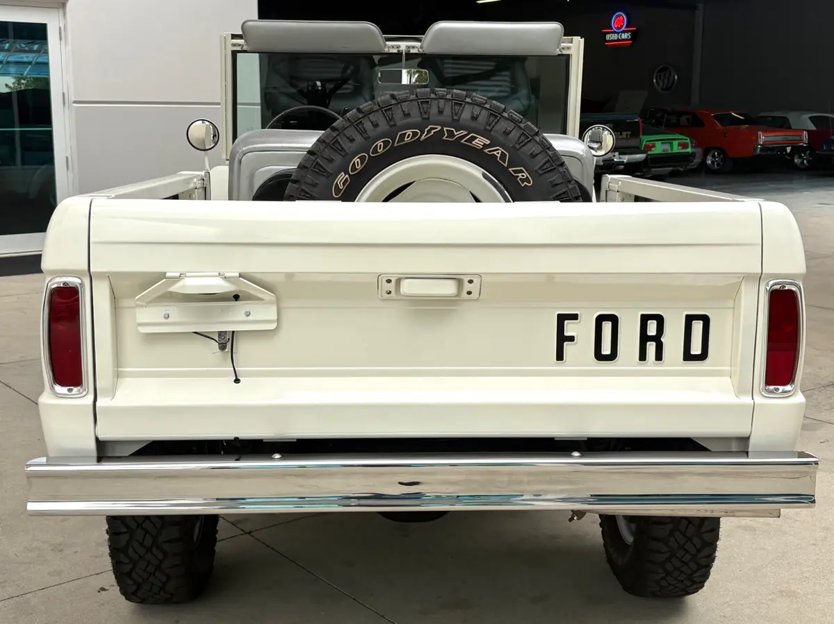 Vehicle photo 7