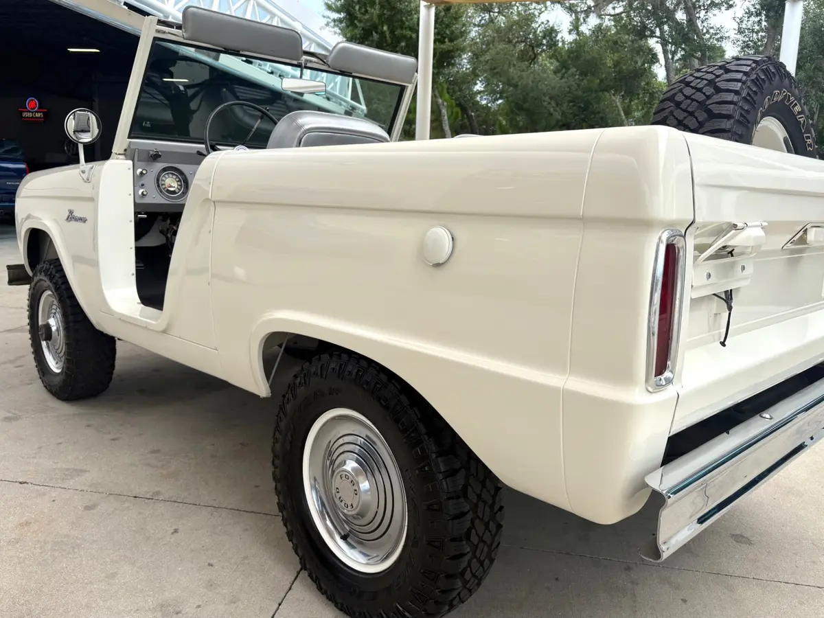 Vehicle photo 15