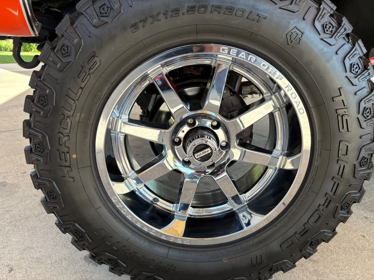 Vehicle photo 26