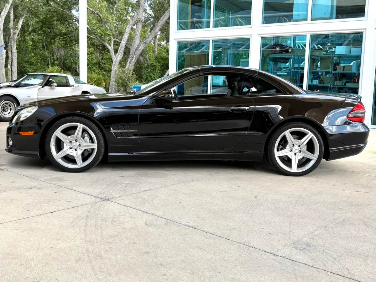 Vehicle photo 24