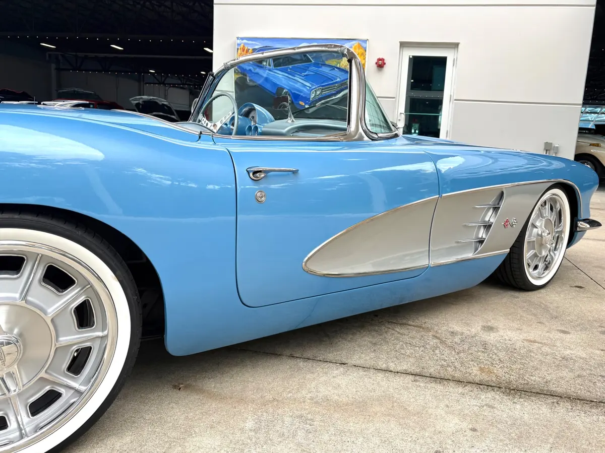 Vehicle photo 17