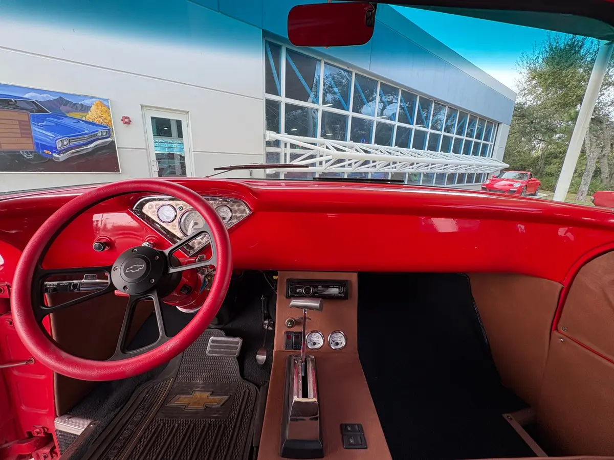 Vehicle photo 33