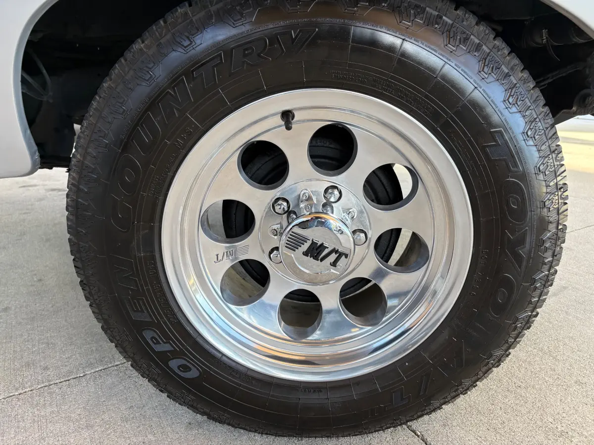 Vehicle photo 20