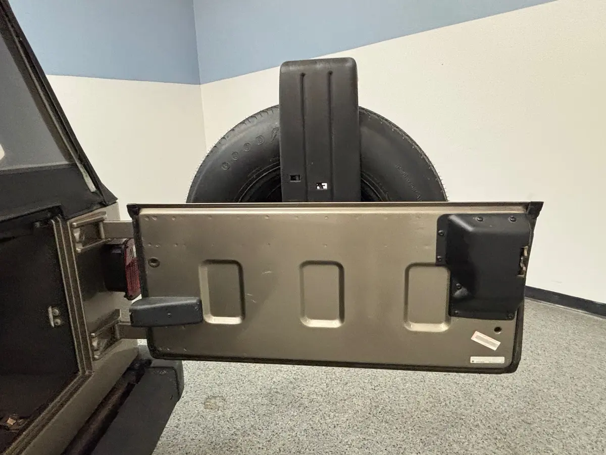 Vehicle photo 28