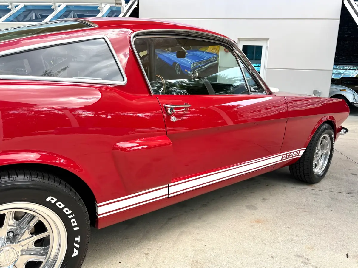 Vehicle photo 17