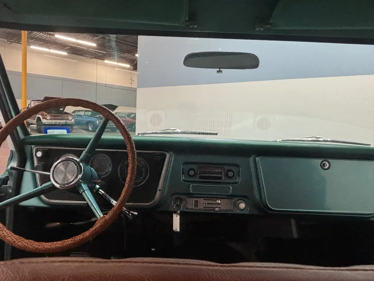 Vehicle photo 25
