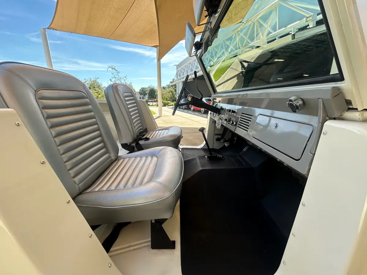 Vehicle photo 21