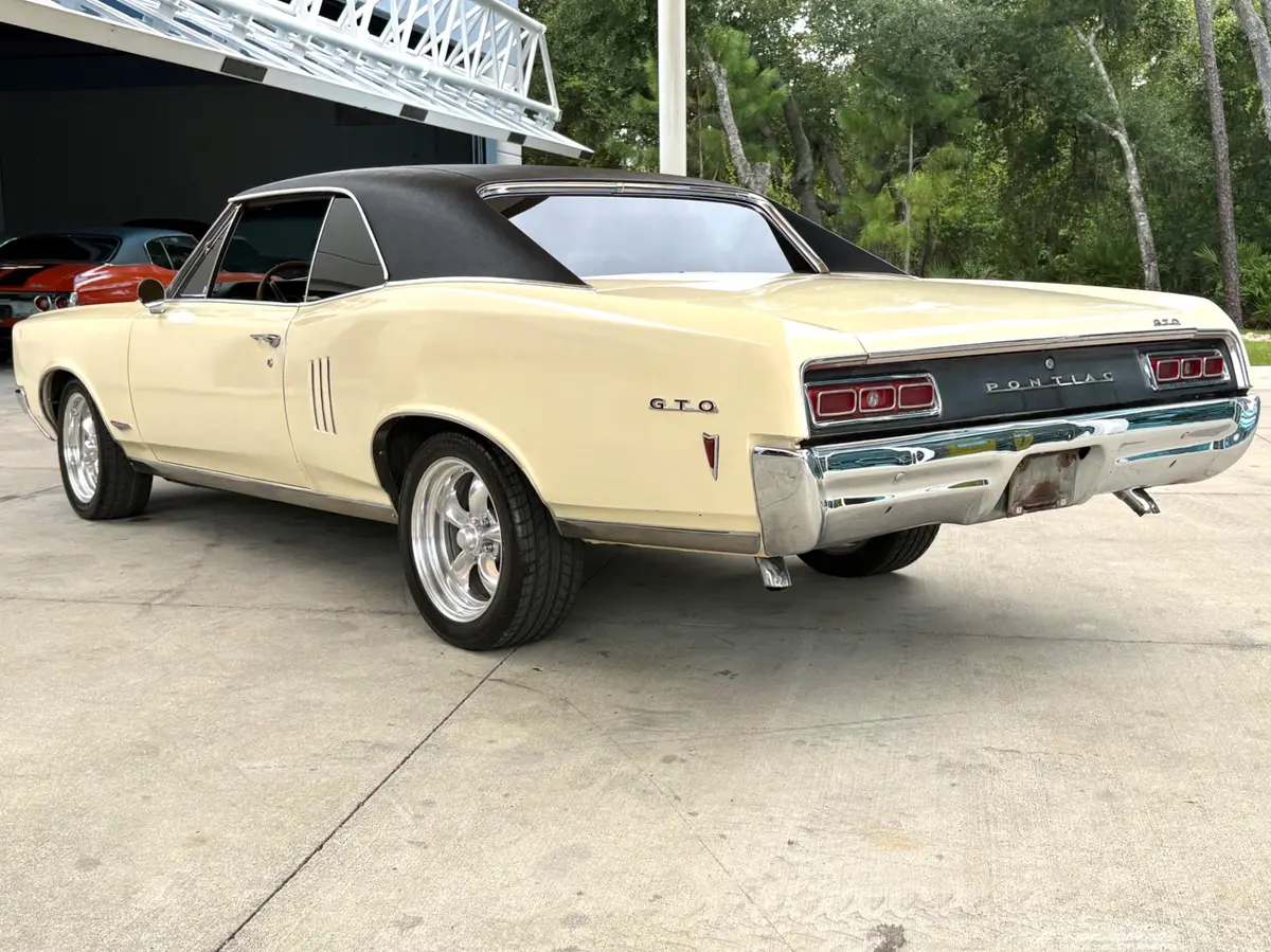 Vehicle photo 9