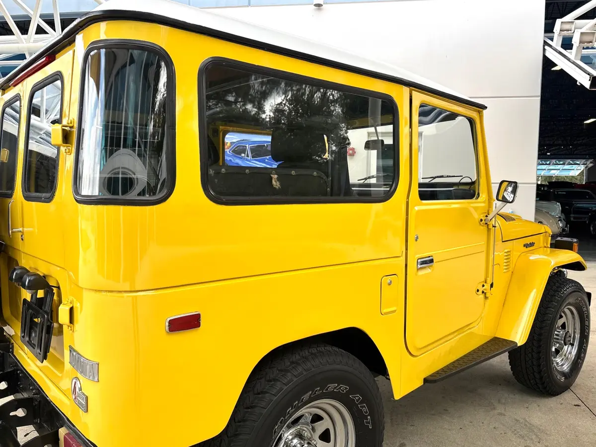 Vehicle photo 16
