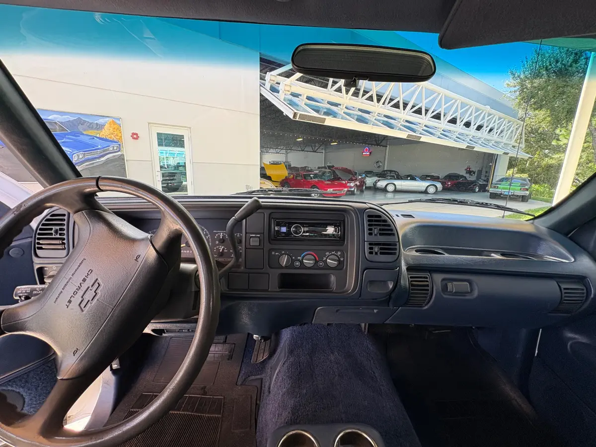 Vehicle photo 37